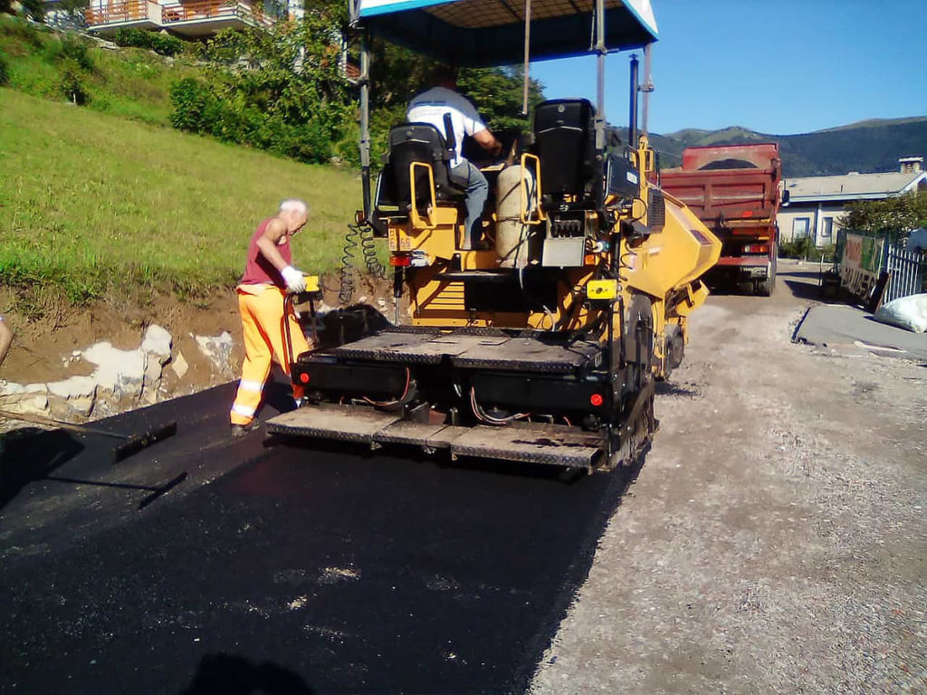 Rifacimento asfalto strada privata a Rota Imagna - 1