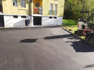 Asfaltatura parcheggio condominiale Bergamo - 9